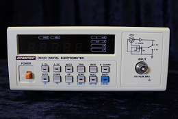 アドバンテスト デジタル電位計（エレクトロメーター） 型式 R8240