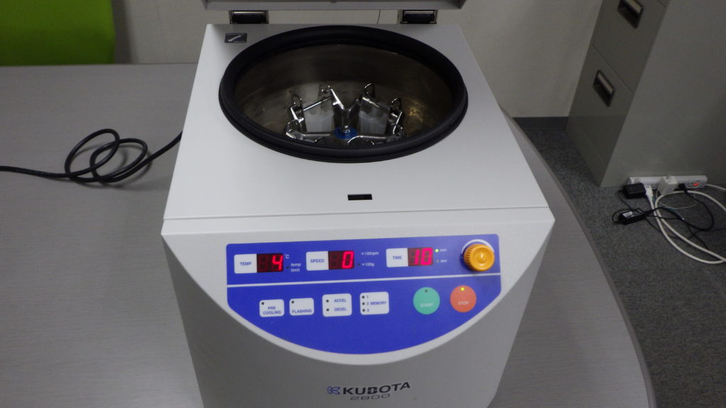 KUBOTA/2800/ 卓上冷却遠心機 / 本体+ローター+6ml+RIAチューブ ×40本バケット￥192,000(税抜き、送料別途)